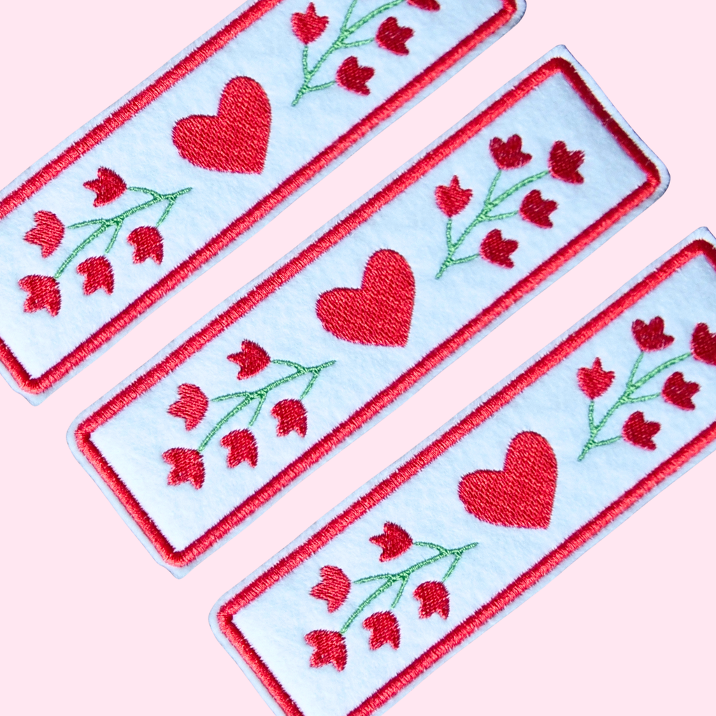 Marque page brodé - Les coeurs
