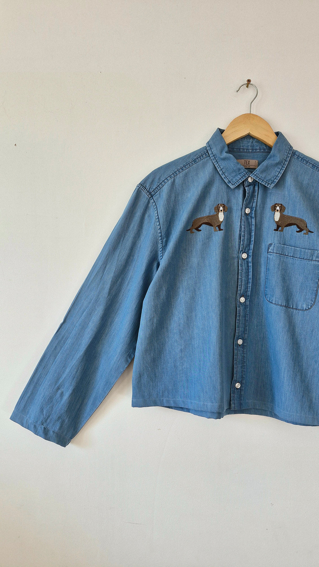 Chemise création – Teckel en jean