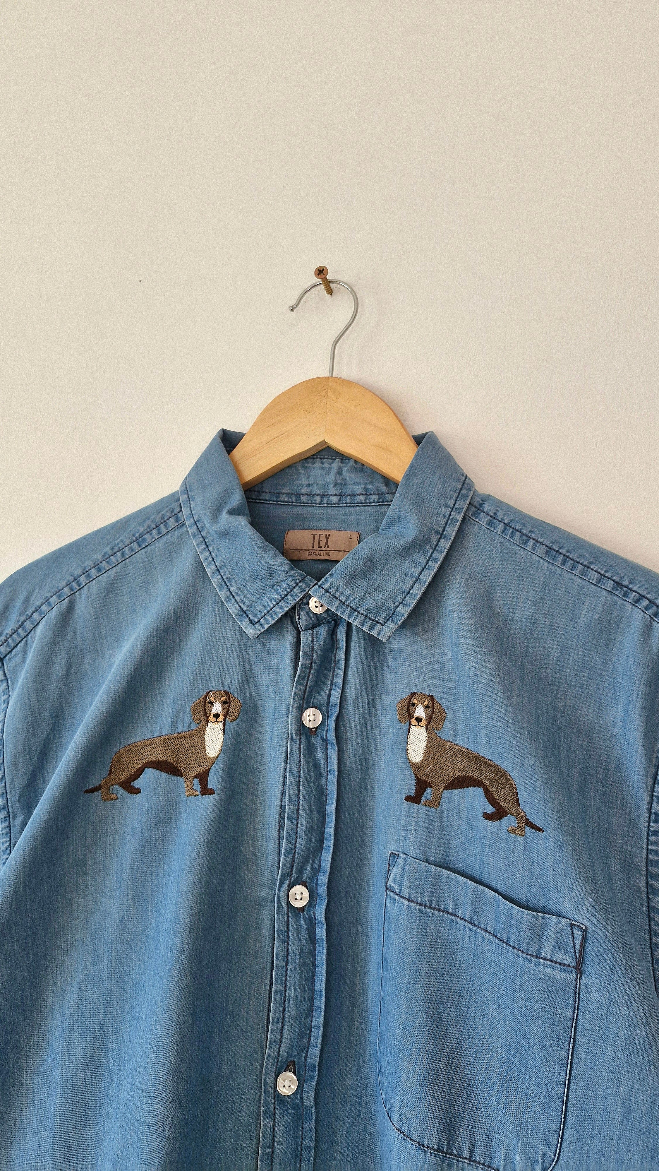 Chemise création – Teckel en jean