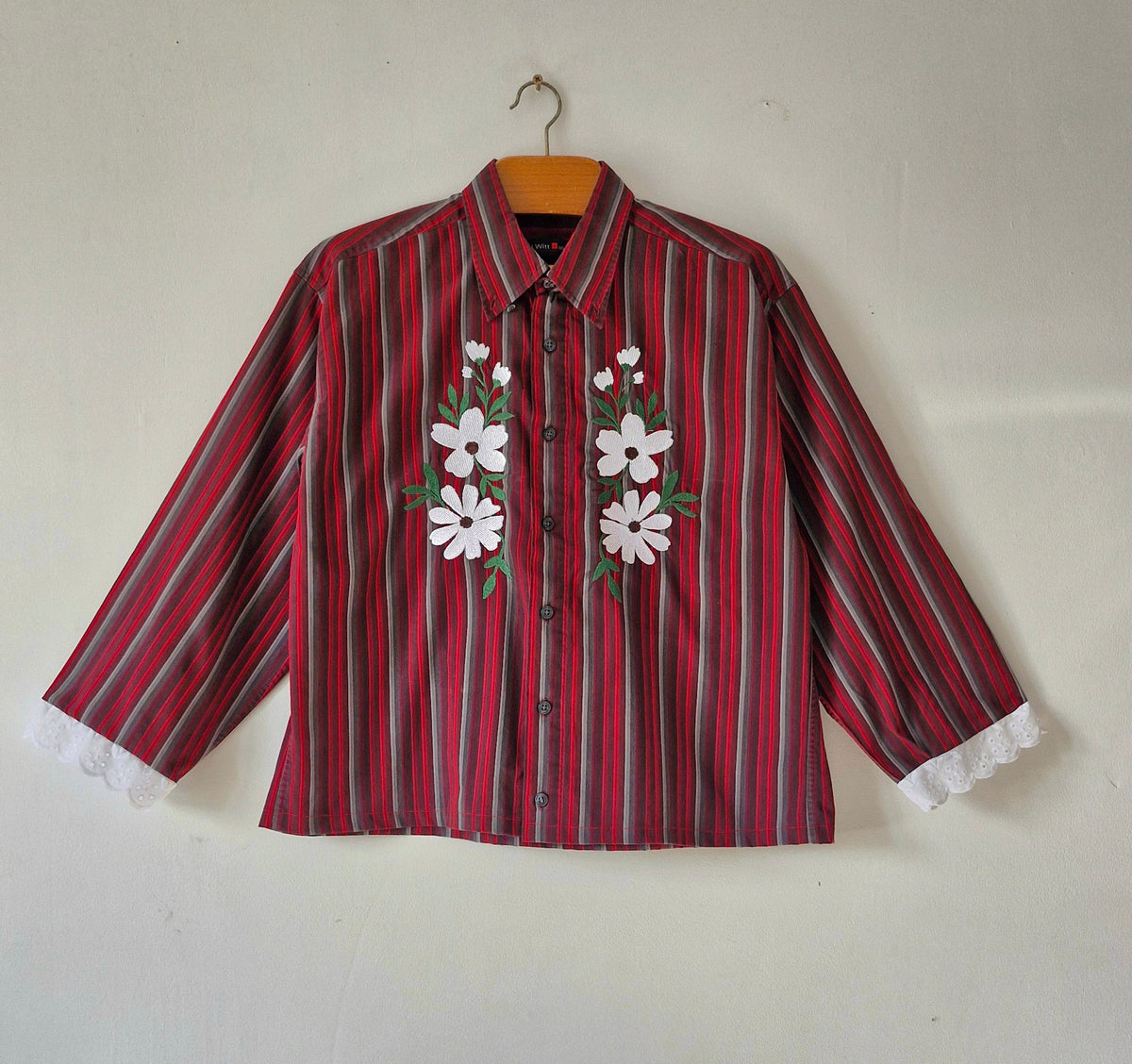 Chemise rayé et fleurs blanches