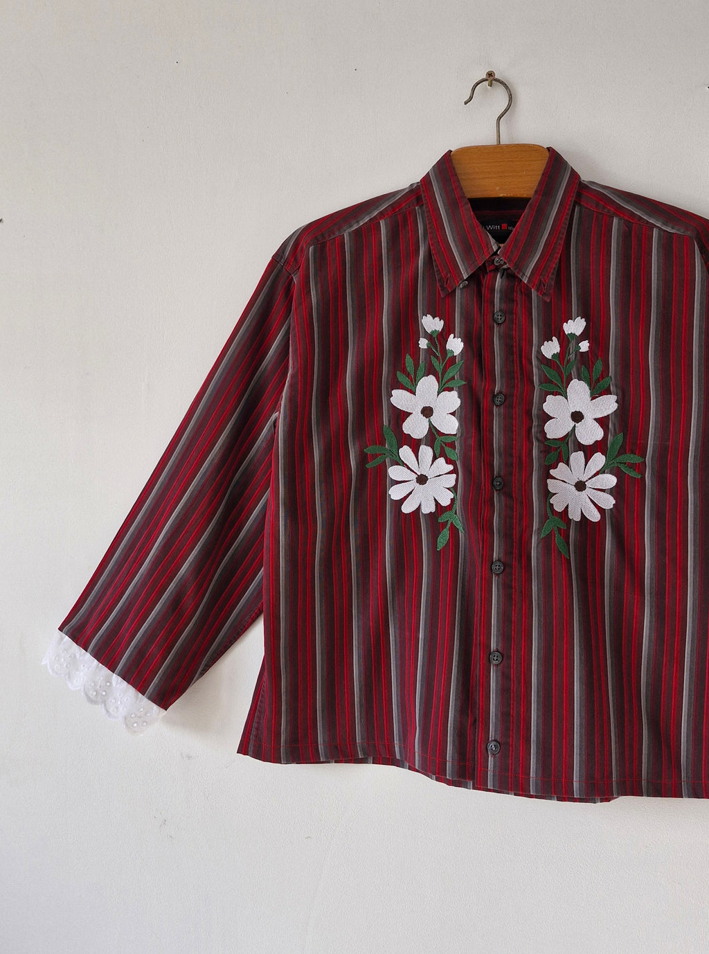 Chemise rayé et fleurs blanches