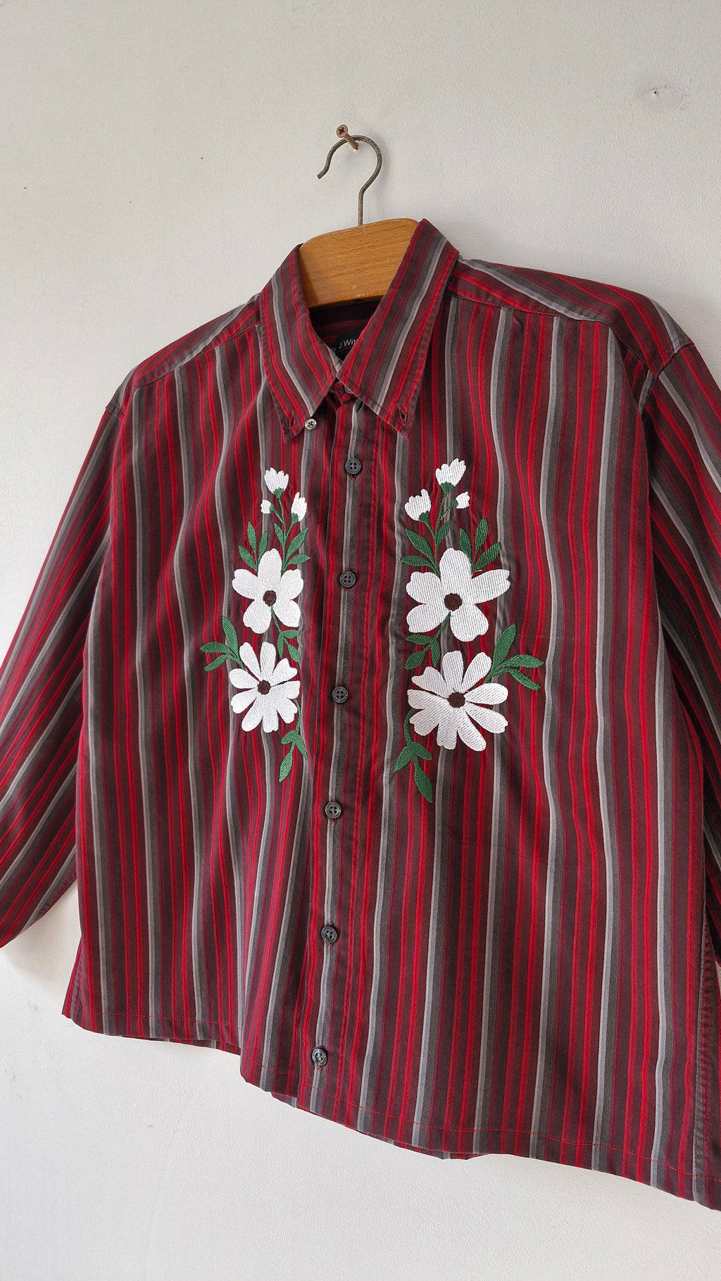 Chemise rayé et fleurs blanches