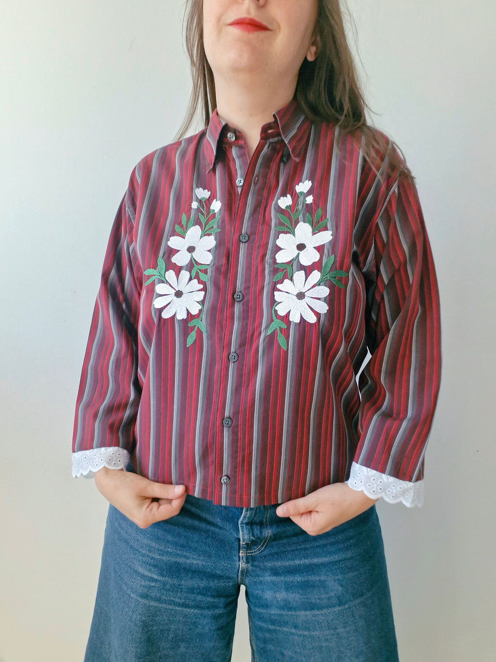 Chemise rayé et fleurs blanches