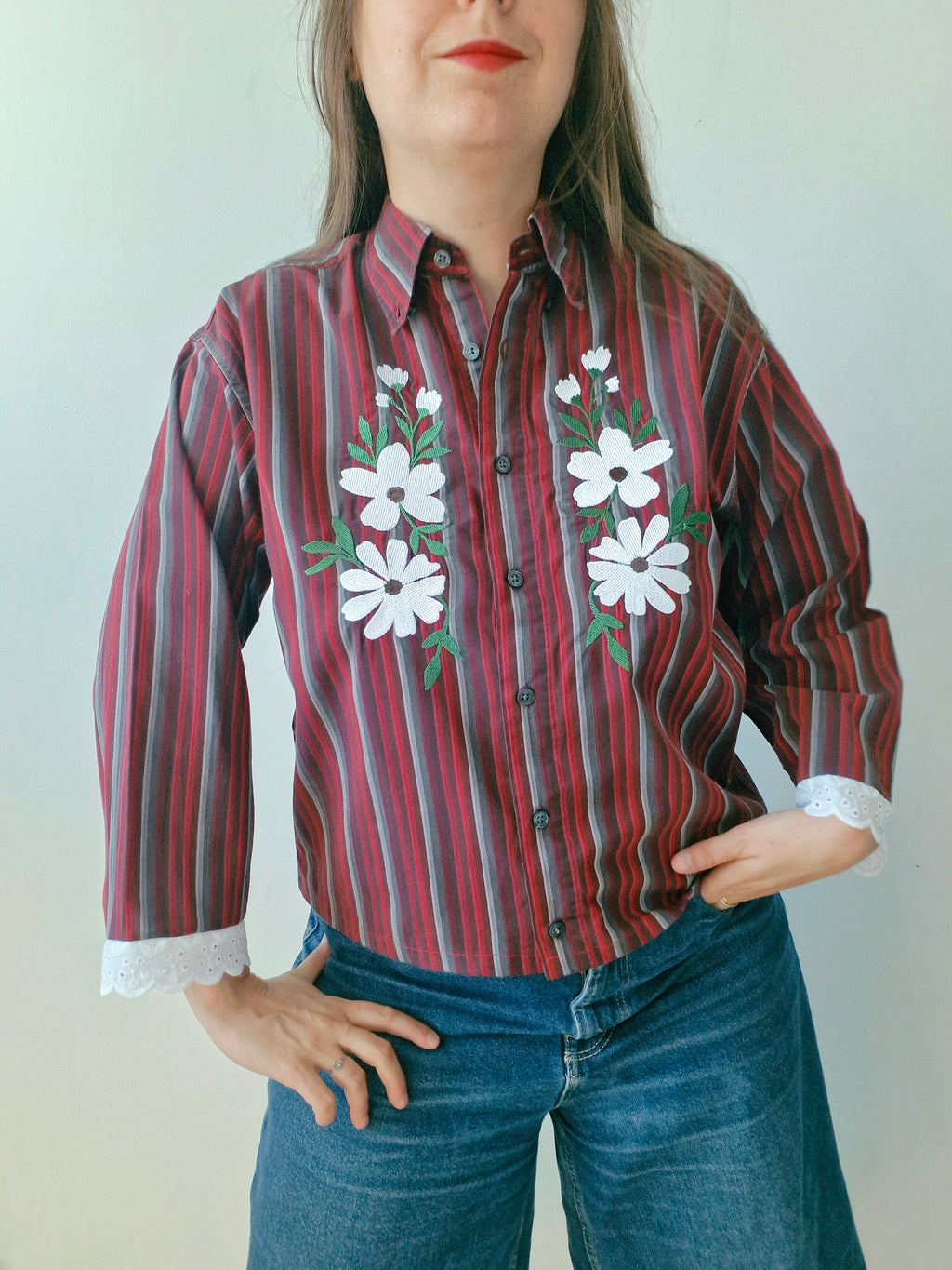 Chemise rayé et fleurs blanches