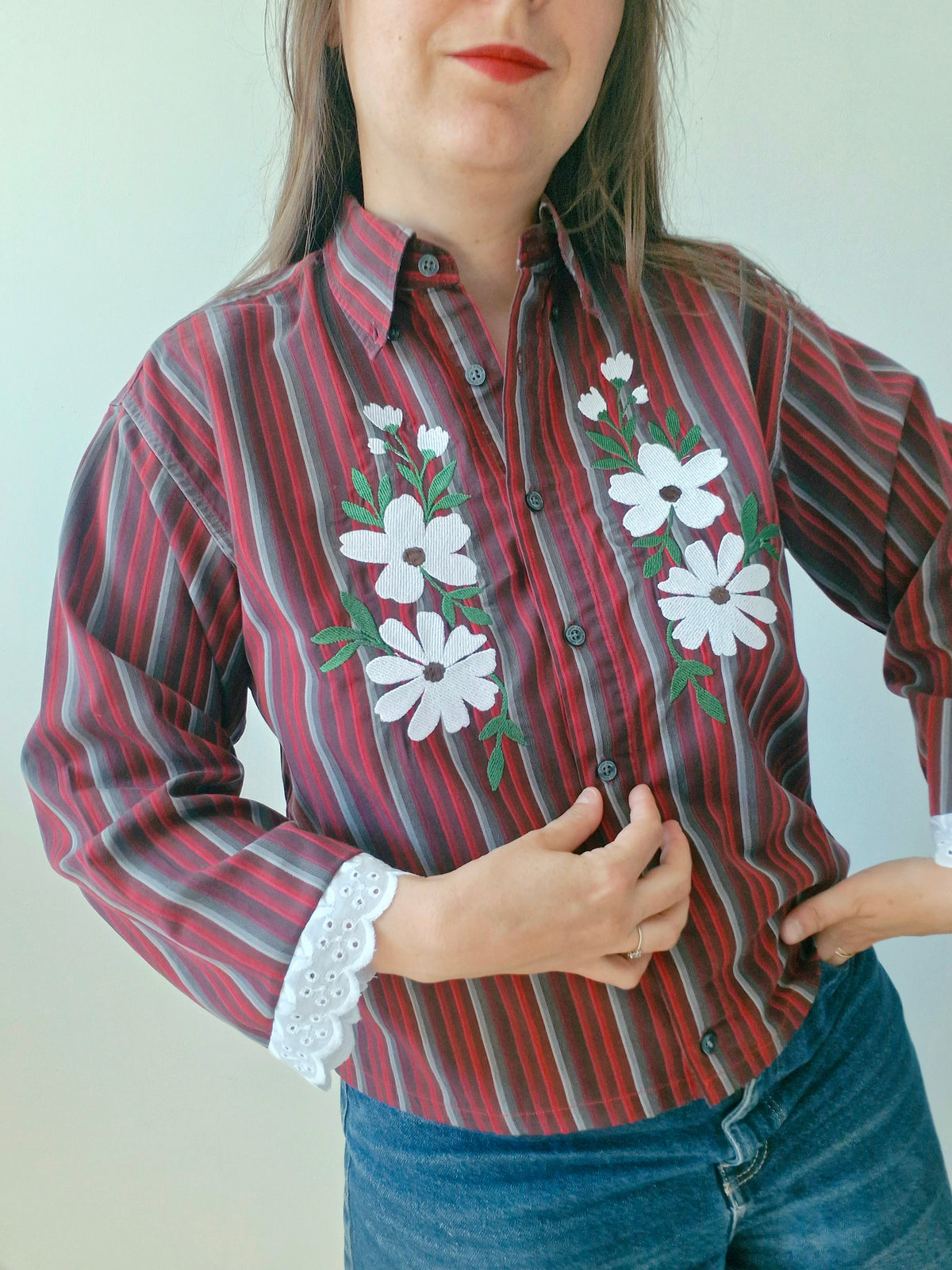 Chemise rayé et fleurs blanches