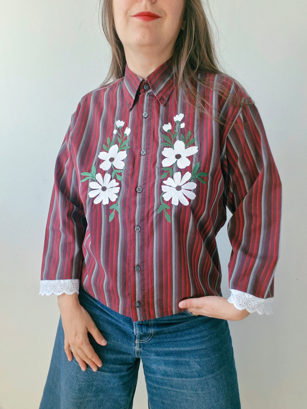 Chemise rayé et fleurs blanches