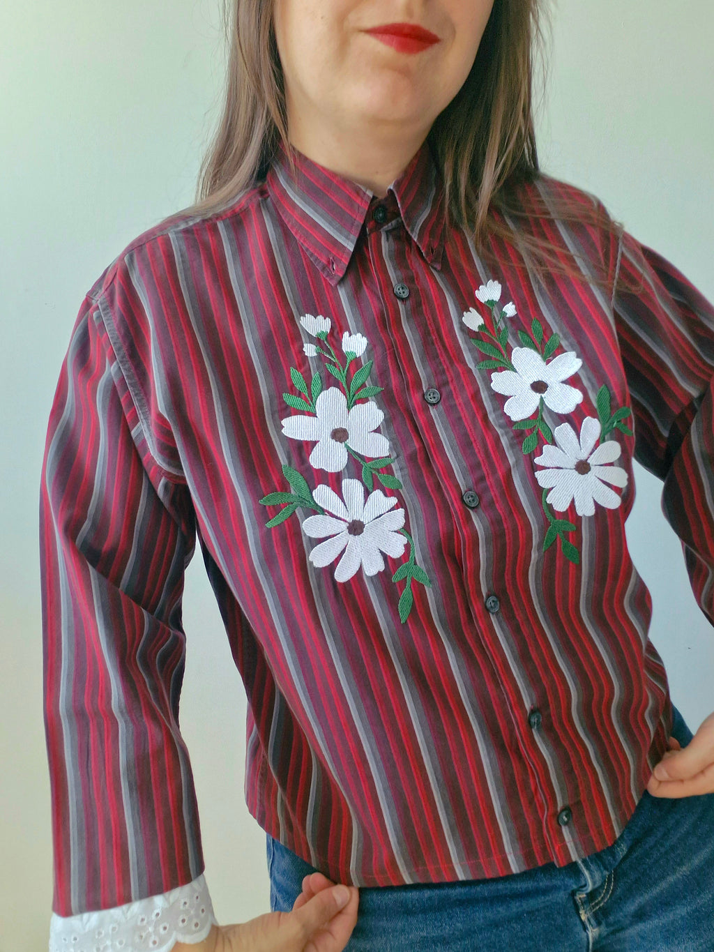 Chemise rayé et fleurs blanches