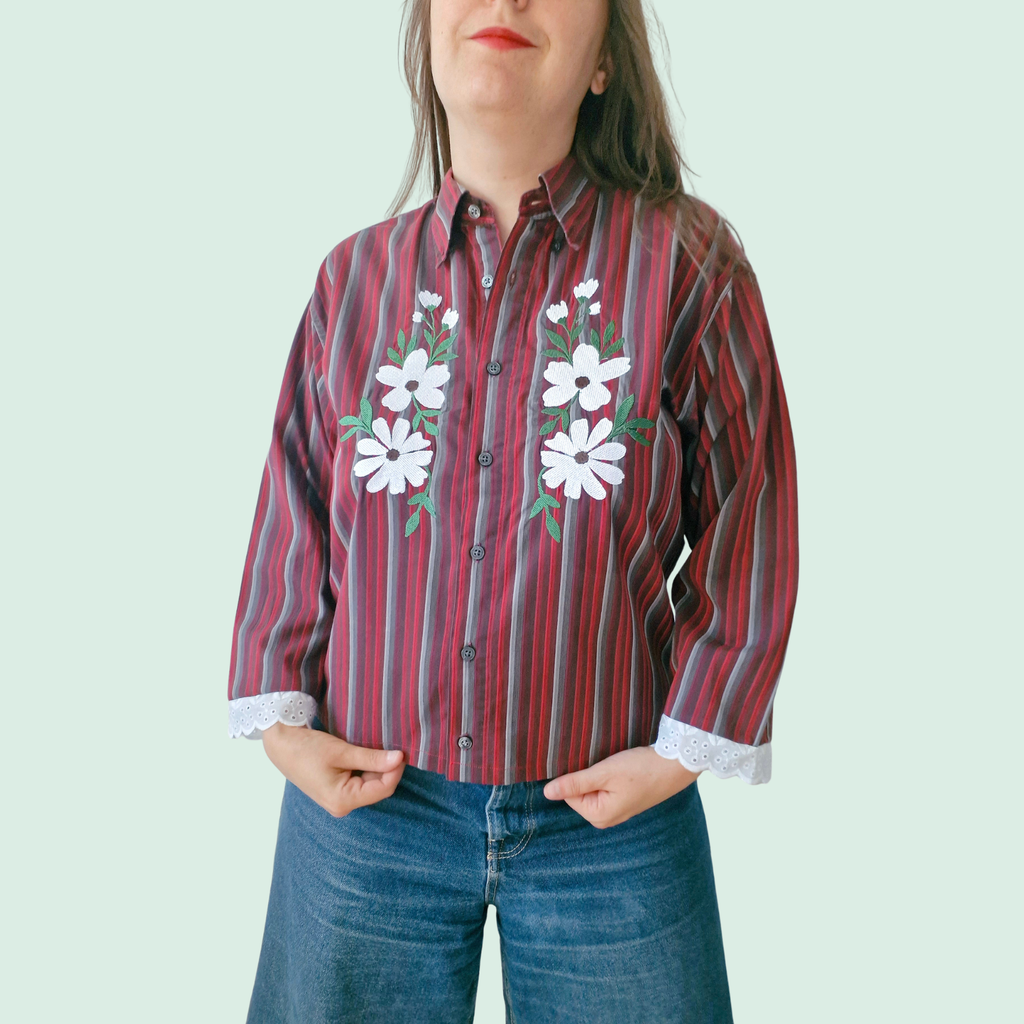 Chemise rayé et fleurs blanches