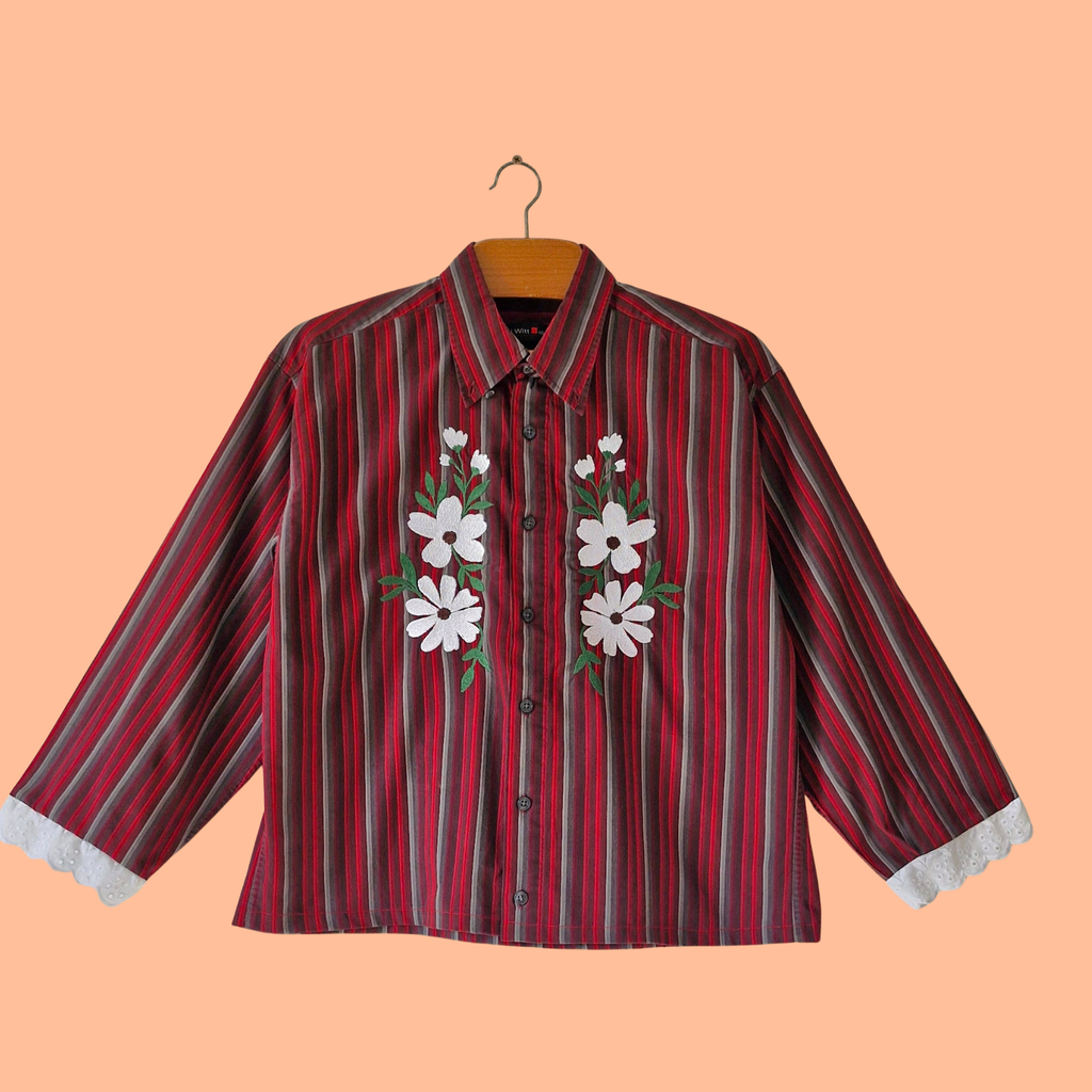 Chemise rayé et fleurs blanches